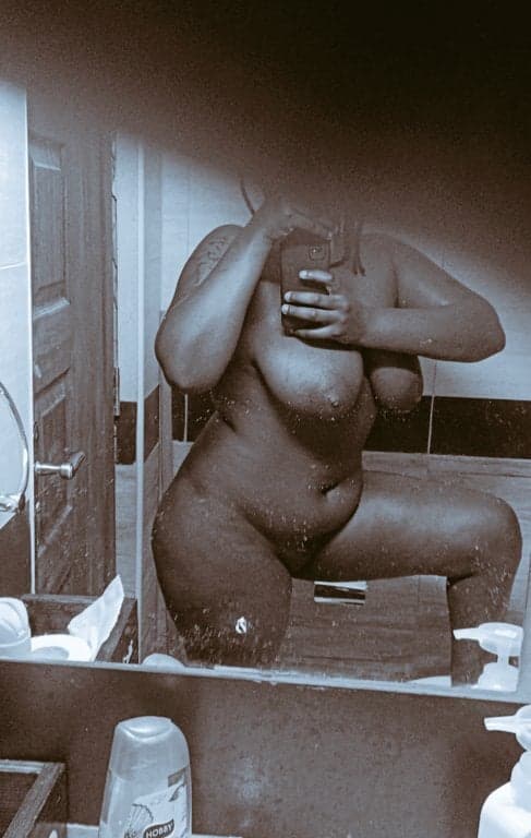 ebony-melly is your webcam cam girl for thrilling 1 on 1 sex cam.