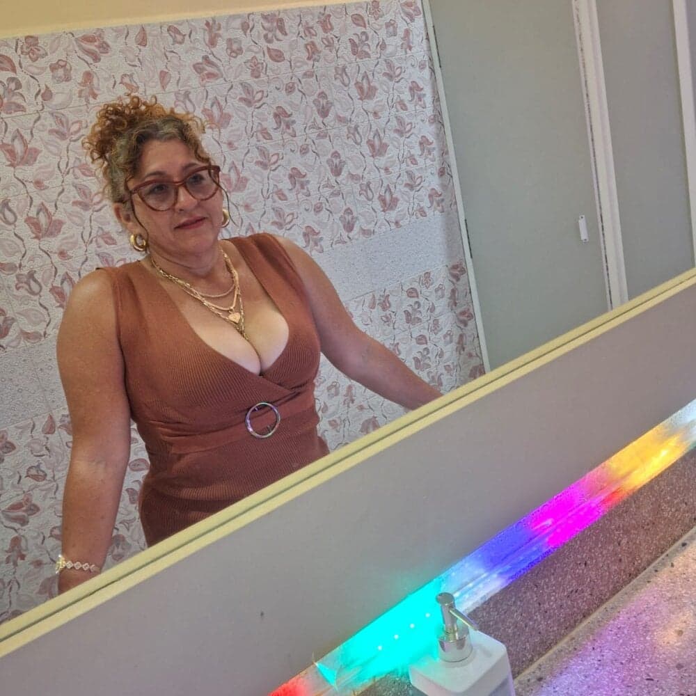 evelin_hott enjoys cam to cam sex with beautiful cam girls for 1 on 1 sex cam fun.