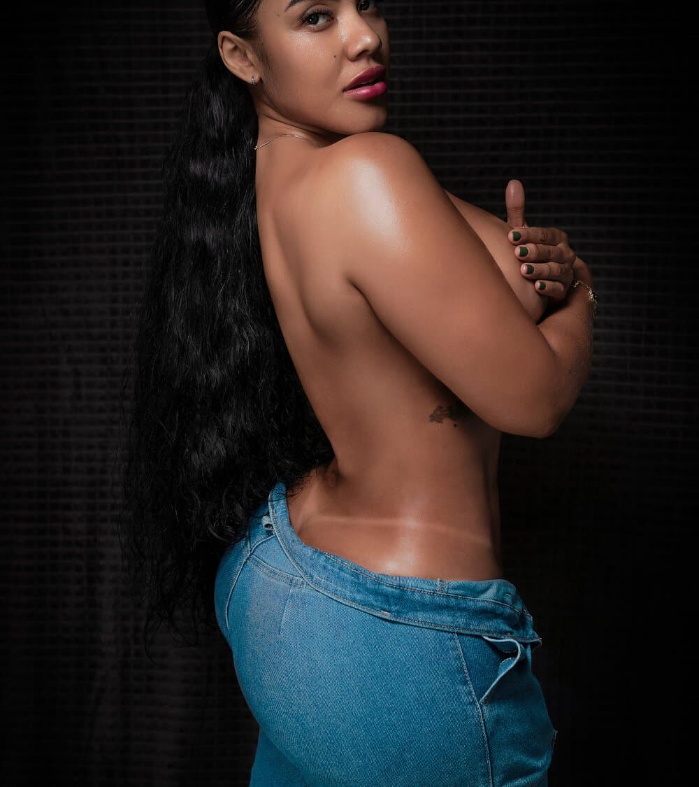 Delight in cam to cam sex with HeidyWillss, a gorgeous performer.