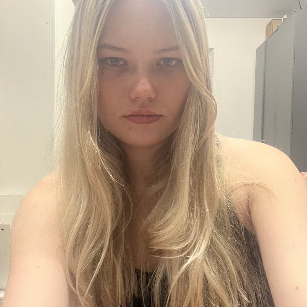 Enjoy a seductive private show with Velmiora, an enticing chick.