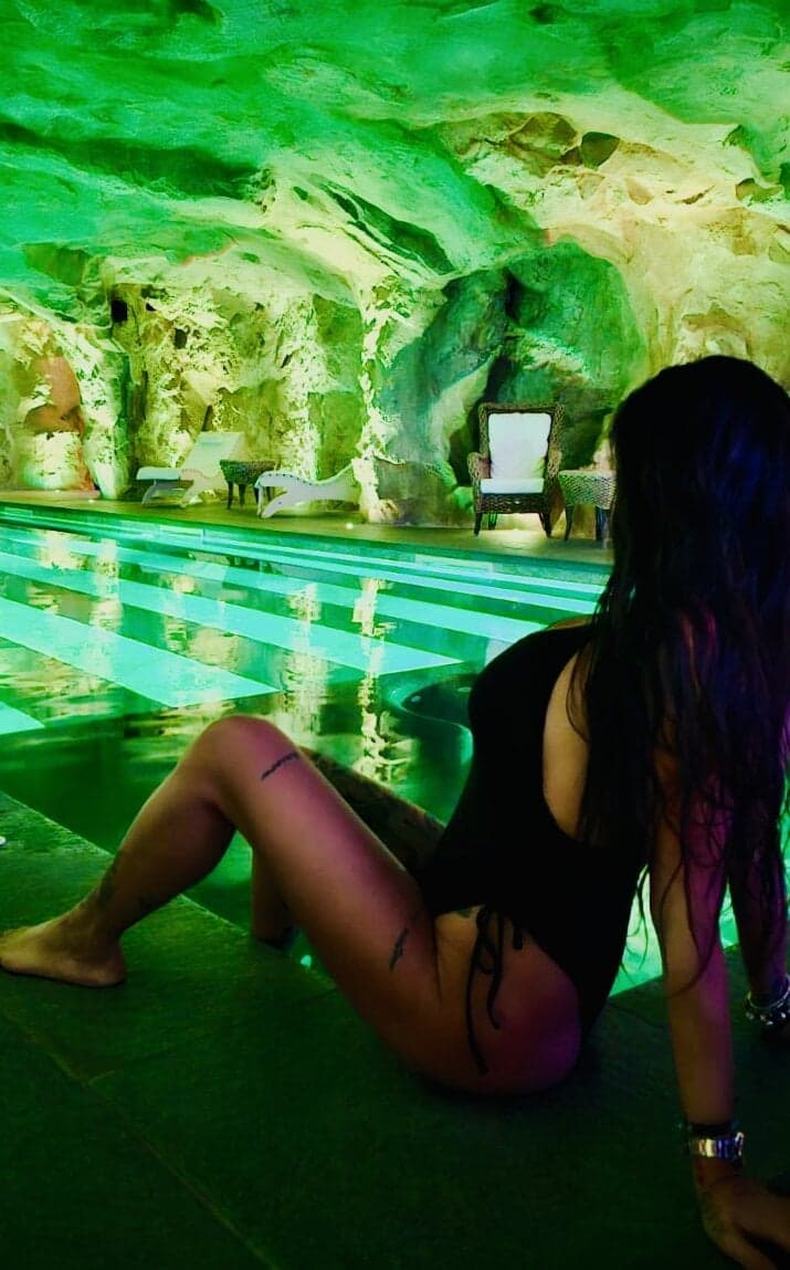 Watch AmandaArt, a stunning babe, for exciting cam to cam sex.