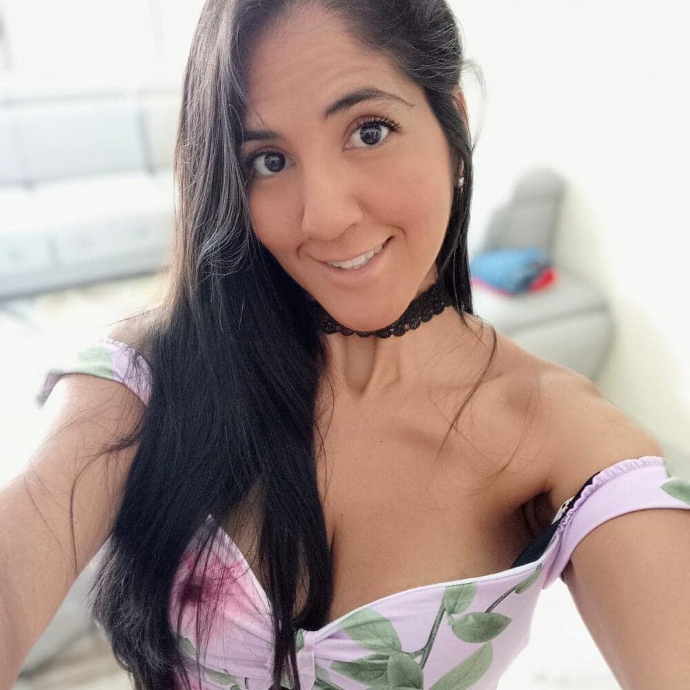 model vanesadimaria invites you to explore intimate 1 on 1 sex cam sessions.