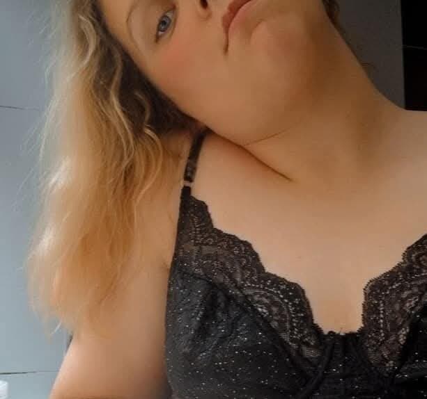 Scarletcum22 is the perfect performer for playful cam to cam sex adventures.