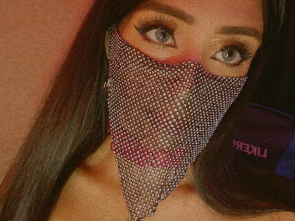 ---sophia--- enjoys nude chat with our fabulous cam girls for an unforgettable private show.