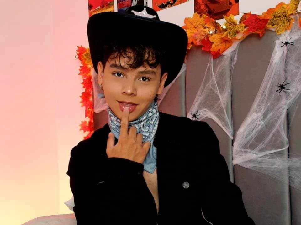 Enjoy a private show tonight with nico_leroy, the playful guy.