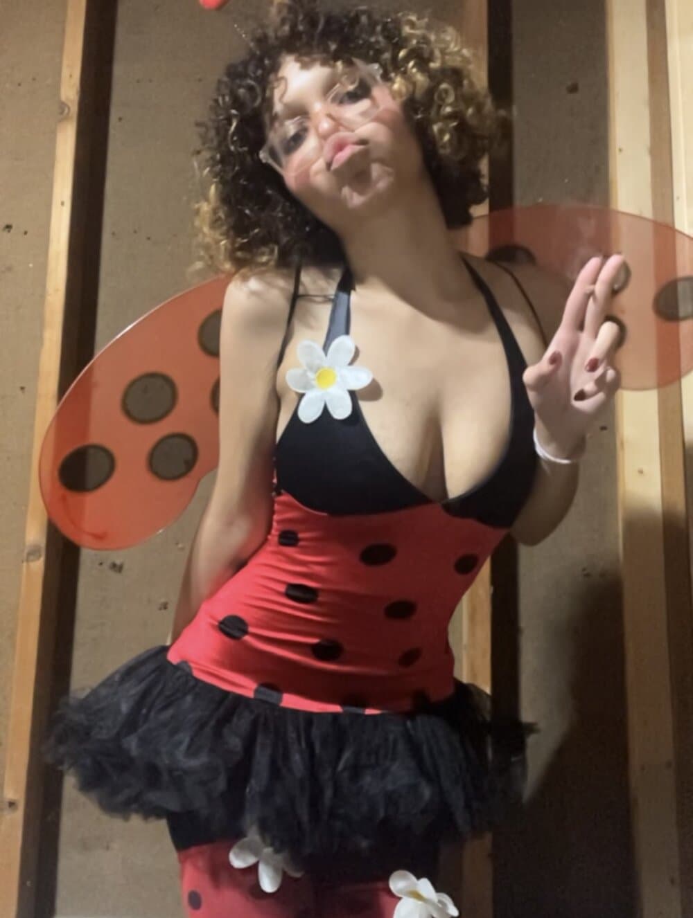 maisie_goldxx is a captivating chick ready for your next private show.