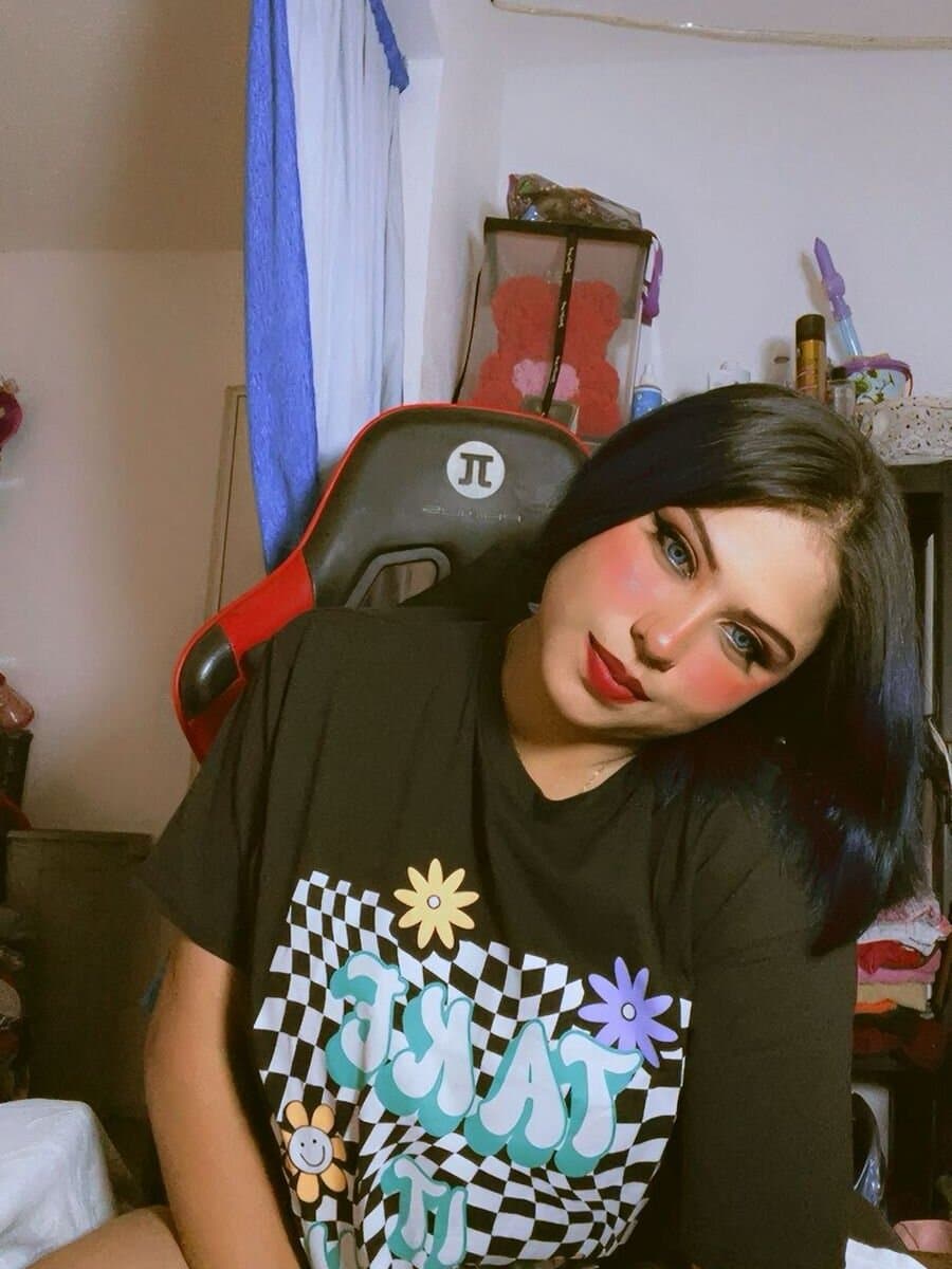 Experience performer azulzulix's mesmerizing appeal in a stunning private show.