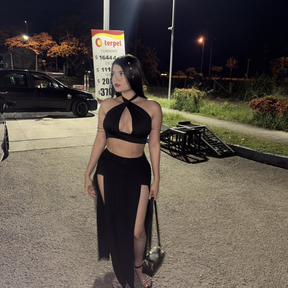 Join EmmiiGlow for cam to cam sex with beautiful cam girls for 1 on 1 sex cam fun.