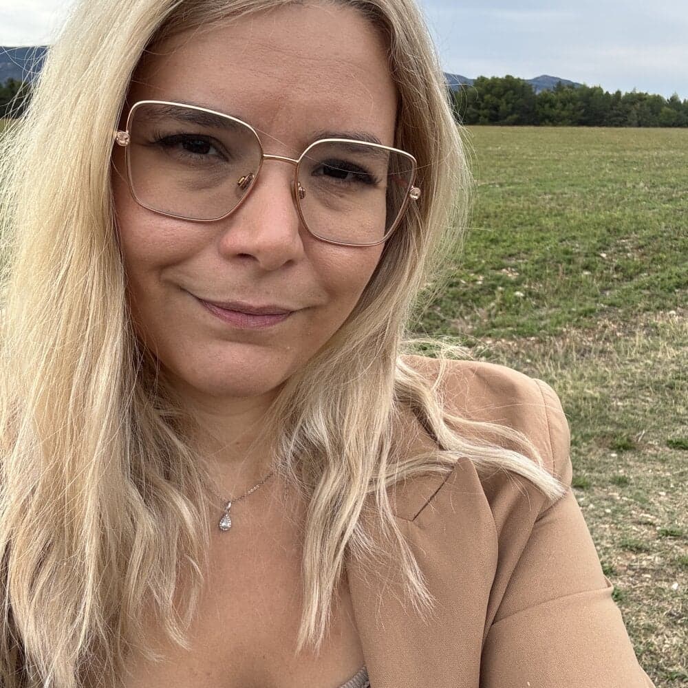 Delight in cam to cam sex with EmyLana, a gorgeous performer.