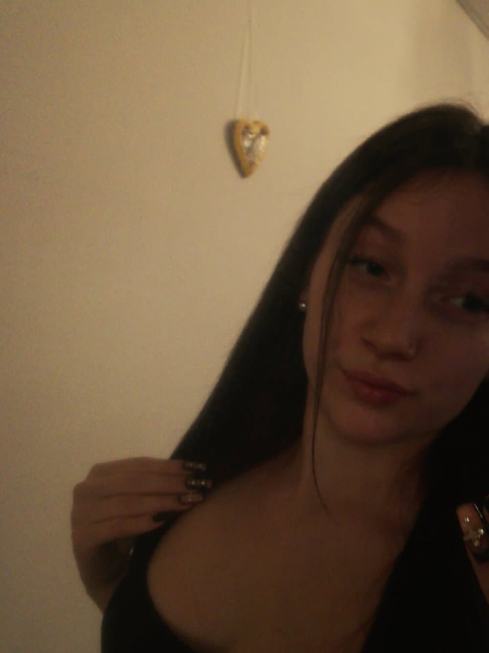 Enjoy cam to cam sex with YoungLisaa18, your favorite hot babe tonight.