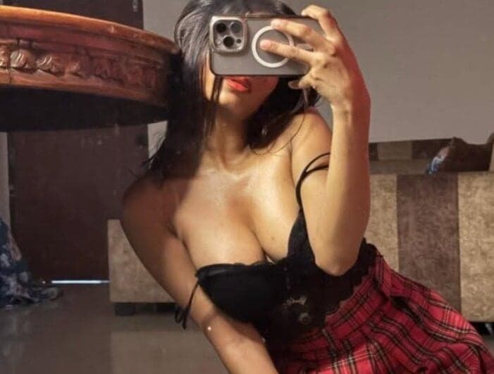 Lusty_jasminee is your webcam cam girl for thrilling 1 on 1 sex cam.