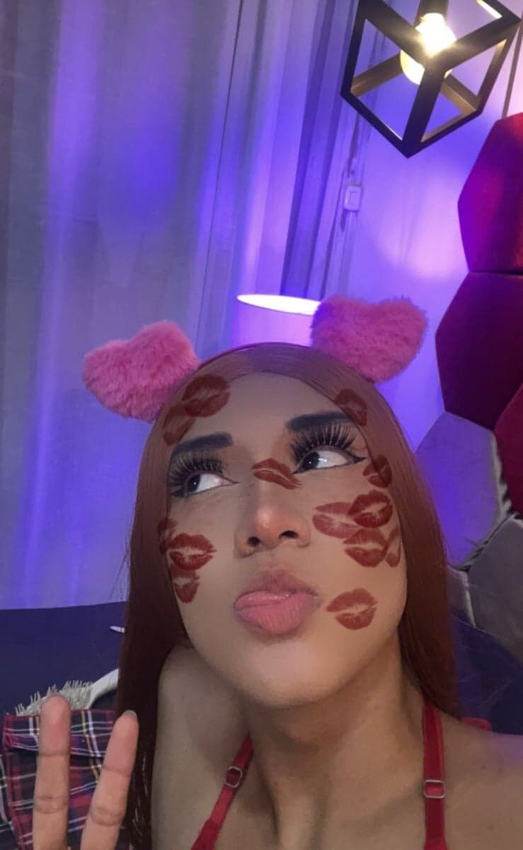 Experience private show opportunities with PinkLuna_LolaBloom, a fun guy.