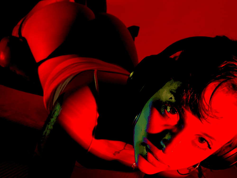 model radiofatale invites you to explore intimate 1 on 1 sex cam sessions.