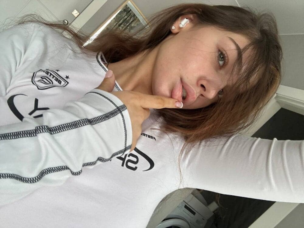 Anna_Six enjoys cam to cam sex with beautiful cam girls for 1 on 1 sex cam fun.